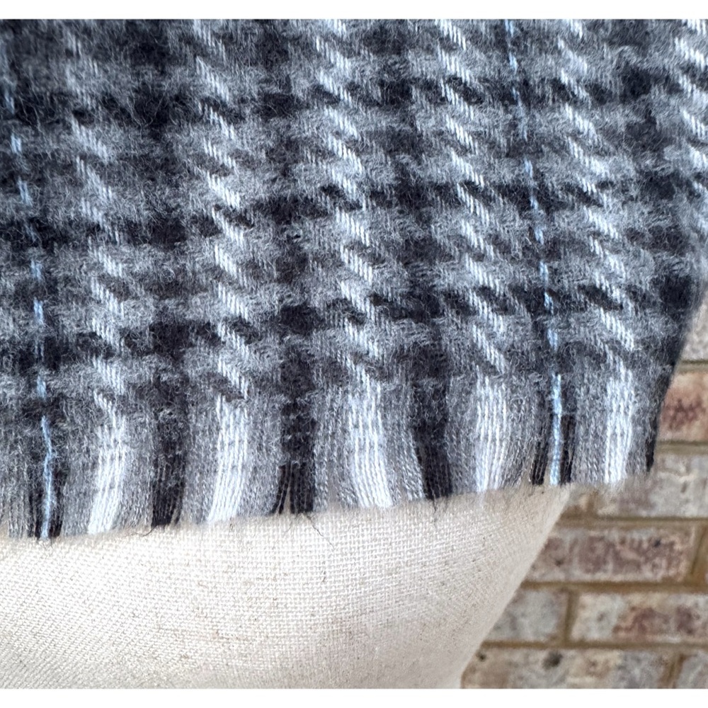 NWT Aerie Gray Plaid Blanket Scarf - Picture 4 of 6